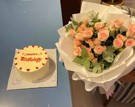 باقة / همسة وردية مع الكيك