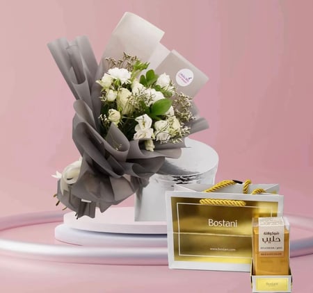 باقة ضوء القمر مزيج من الوان الورد الأبيض وبراعم الورد مع باتشي او فيريرو