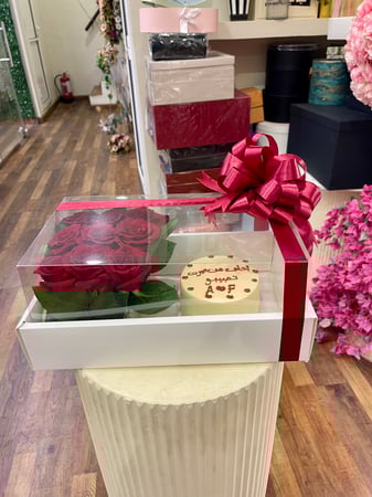باقة المشاعر/ صندوق شفاف يحتوى على الورد الجوري الأحمر والكيك اروى صغير ك
