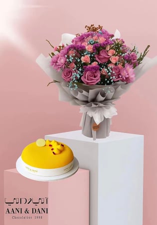باقة ورود بنفسجية ووردية مع كيكة اني داني الصغيرة