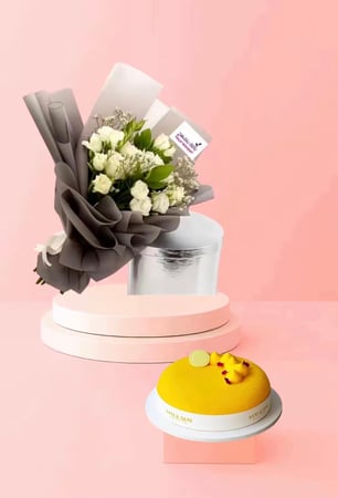 باقة ضوء القمر مزيج من الوان الورد الأبيض وبراعم الوردمع كيكة اني داني الصغيرة