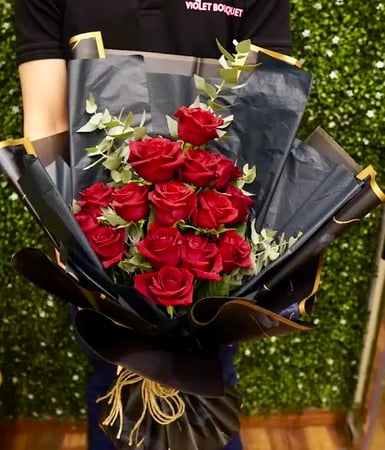 باقة ورد أحمر مع تغليف أسود أنيق
