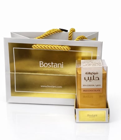 باقة ضوء القمر مزيج من الوان الورد الأبيض وبراعم الورد مع باتشي او فيريرو