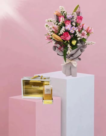 مزيج من الوان الورد الأبيض وبراعم الورد مع شوكلاته باتشي او فيريرو او البستاني او أنوش