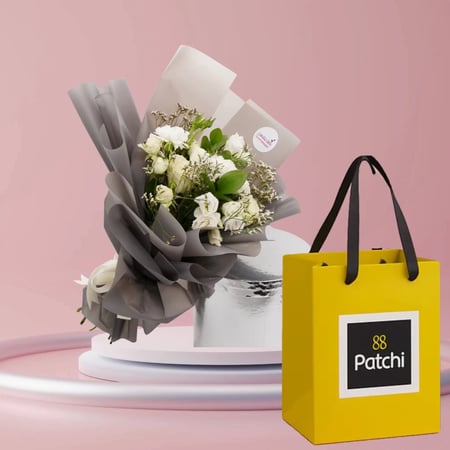 باقة ضوء القمر مزيج من الوان الورد الأبيض وبراعم الورد مع باتشي او فيريرو