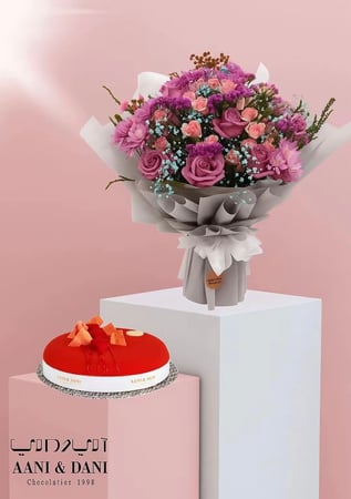 باقة ورود بنفسجية ووردية مع كيكة اني داني الصغيرة