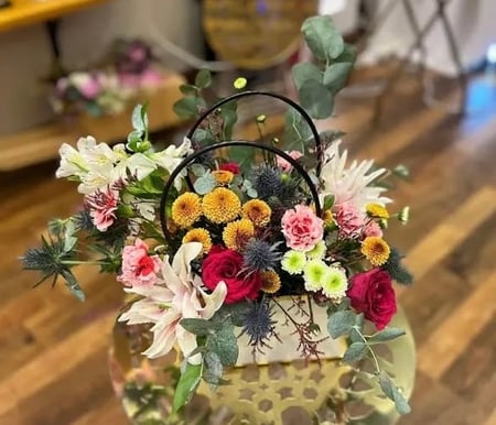 باقة الوان زاهية:سلة أزهار متنوعة شوكولاته فيريرو ار باتشي