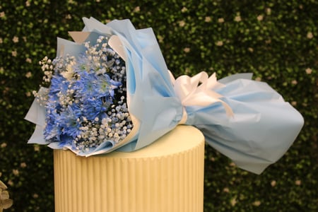 باقة الهدوء الأزرق /ورد كريز وجبسوفيليا