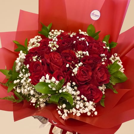 اثنتا عشرة وردة كلاسيكية باللون الأحمر