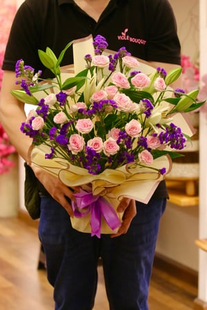 لمسة من السحر والبساط | باقة وردمع شوكلاتة فيريرو او باتشي او البستاني او أنوش الفاخرة