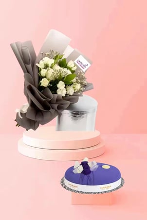 باقة ضوء القمر مزيج من الوان الورد الأبيض وبراعم الوردمع كيكة اني داني الصغيرة