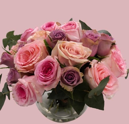 ورود وردية وبنفسجية مع كيكة اني داني الصغيرة