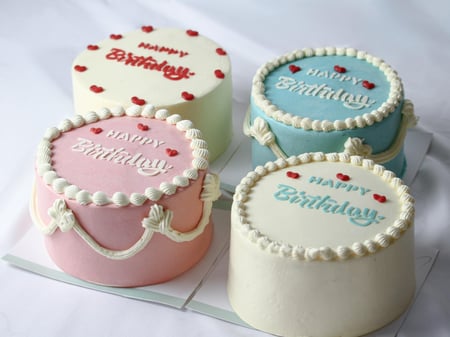 باقة الهدوء الأزرق /كريز وجبسوفيليا مع الكيك