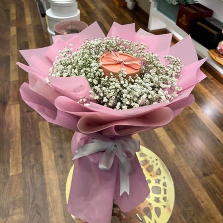 باقة بيضاء مع شوكولاتة