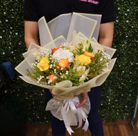 سيمفونية مضاءة بالشمس – باقة ورد ملونة بأزرار خضراء وأقحوان