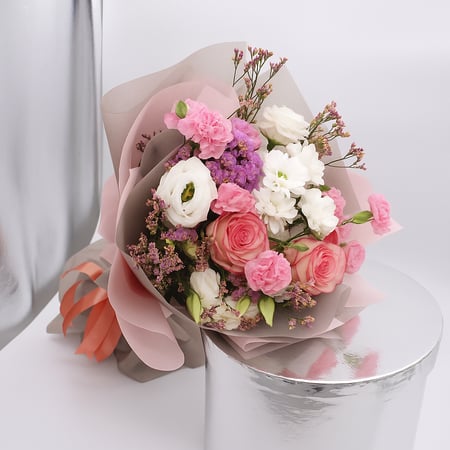 باقة الحب الأبدي ورد وردي، أقحوان أبيض, وألوان أخرى خاصة مع باتشي او فيريرو