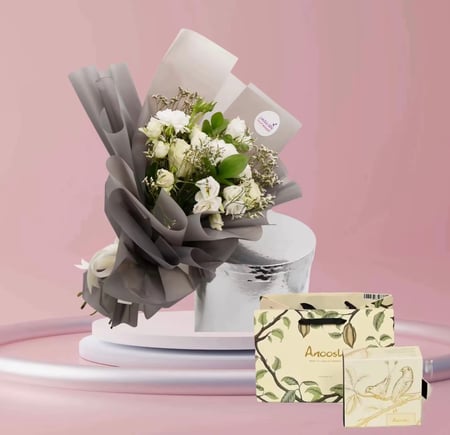 باقة ضوء القمر مزيج من الوان الورد الأبيض وبراعم الورد مع باتشي او فيريرو