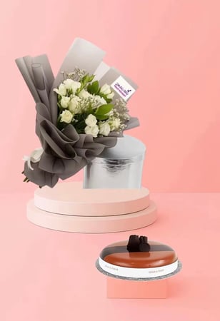 باقة ضوء القمر مزيج من الوان الورد الأبيض وبراعم الوردمع كيكة اني داني الصغيرة