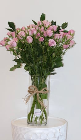 باقة بيبي روز وردية في مزهرية أنيقة