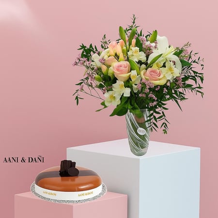 مزهرية ورد أبيض ووردي فاتح مع كيكة أني داني كيكة  صغيرة