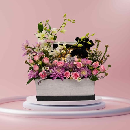 صندوق ورد وردي مع لمسة خضراء وشوكلاتة فيريرو ورشية