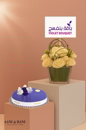 مزهرية ورد أبيض مع كيكة كيكة الشوكولاتة صغيرة