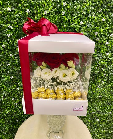 بوكس المفاجأة/  بوكس شفاف داخله  زهور الجوري  مع الستوما و الجيبسوفيلا" .وشوكلاته فيريرو