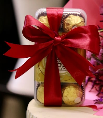 باقة الحب الوردية مع شوكلاتة  فيريرو روشية او شوكولاته انوش