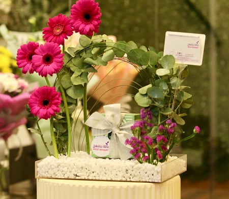 باقة زهور فاخرة في صندوق أكريليك