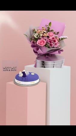 باقة رقيقة ومبهجة مع كيكة اني وداني الصغيرة