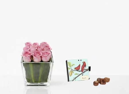 أناقة هادئة في مزهرية مع شوكلاتة باتشي او فيريرو او البستاني  انوش