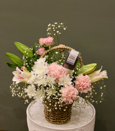 سلة  ألوان الربيع مع شوكولاتة فاخرة