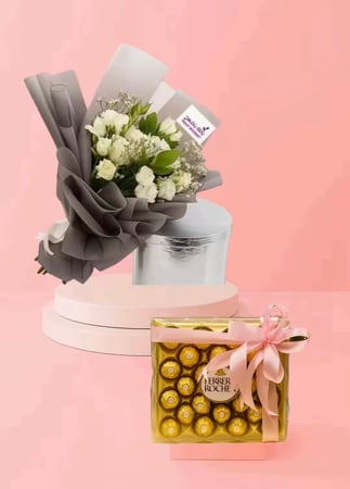 باقة ضوء القمر مزيج من الوان الورد الأبيض وبراعم الورد مع باتشي او فيريرو