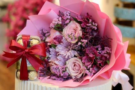 باقة الحب الوردية مع شوكلاتة  فيريرو روشية او شوكولاته انوش