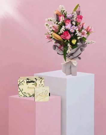 مزيج من الوان الورد الأبيض وبراعم الورد مع شوكلاته باتشي او فيريرو او البستاني او أنوش