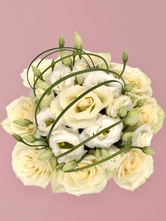 مزهرية ورد أبيض