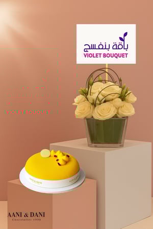 مزهرية ورد أبيض مع كيكة كيكة الشوكولاتة صغيرة