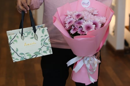 باقة السحر الوردي /  ورد الاقحوان او الكريز  مع شوكلاتة  فيريرو روشية او شوكولاته انوش