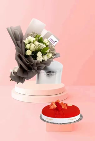 باقة ضوء القمر مزيج من الوان الورد الأبيض وبراعم الوردمع كيكة اني داني الصغيرة