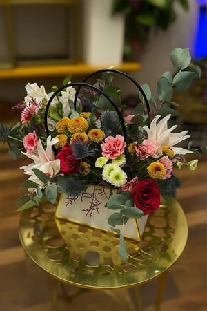 باقة الوان زاهية:سلة أزهار متنوعة شوكولاته فيريرو ار باتشي