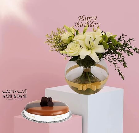 ورود صفراء وزنابق الدار البيضاء مع كيكة اني داني كعكة المخملية الحمراء