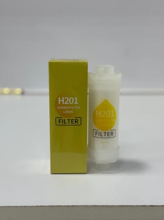 H201 Lemon Shower Filter برائحة الليمون المنعشة، يضفي طاقة وحيوية أثناء الاستحمام مع تنقية فعّالة للماء، ليترك بشرتك أكثر إشراقًا وشعرك أكثر صحة.