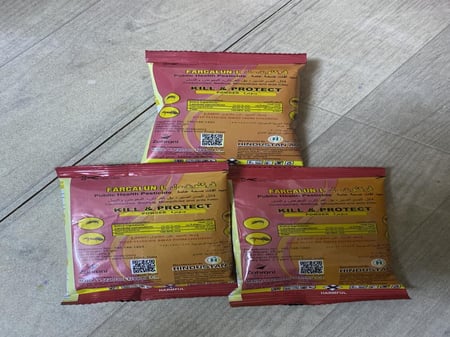 ظرف كبير من مبيد الصراصير وبق الفراش