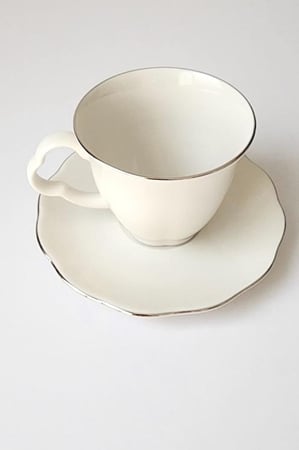 كوب بورسلان أبيض مع صحن