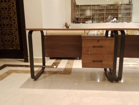 مكتب عمل خشبي