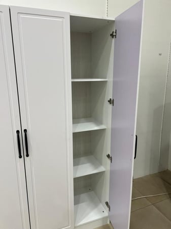 دولاب ملابس عملي بثلاثة أبواب