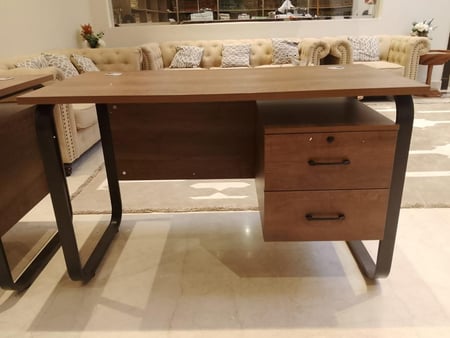 مكتب عمل خشبي