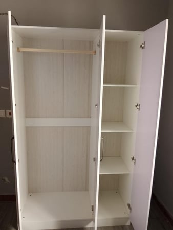 دولاب ملابس عملي بثلاثة أبواب