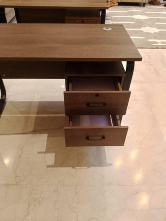 مكتب عمل خشبي