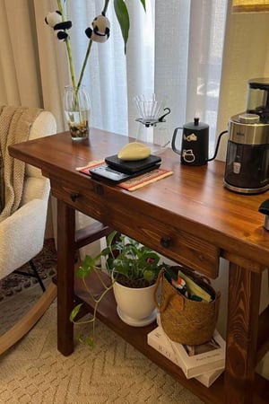 طاولة كوفي كورنر خشب طبيعي – تصميم كلاسيكي فاخر من متجر نزل